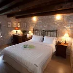 Mavromichalai Liménion