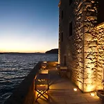 Mavromichalai Liménion