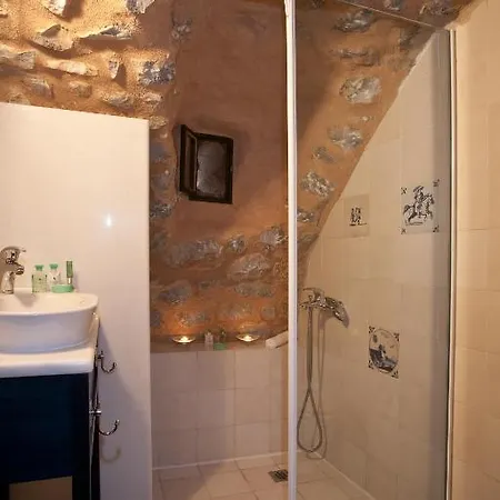 Hotel Mavromichalai 4*