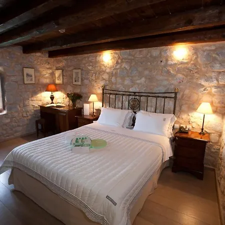 Mavromichalai Limeni