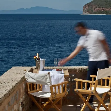 Hotel Mavromichalai 4*