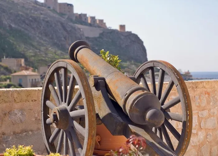 Mavromichalai Liménion