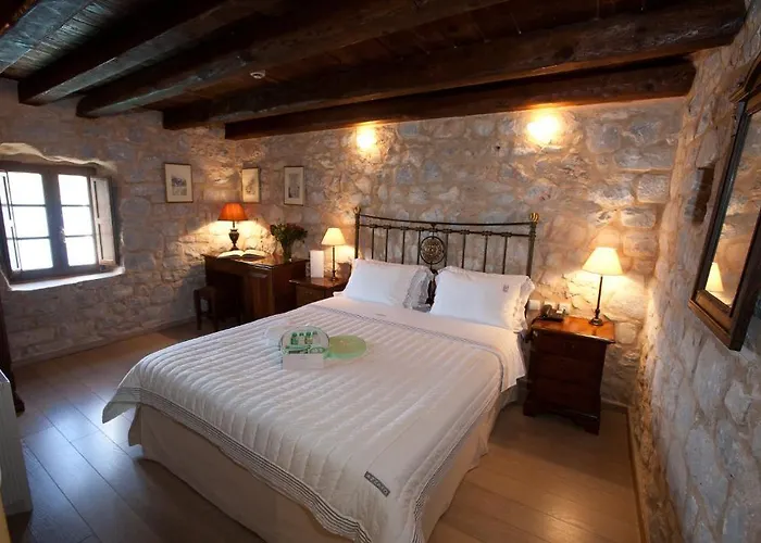 Mavromichalai Liménion