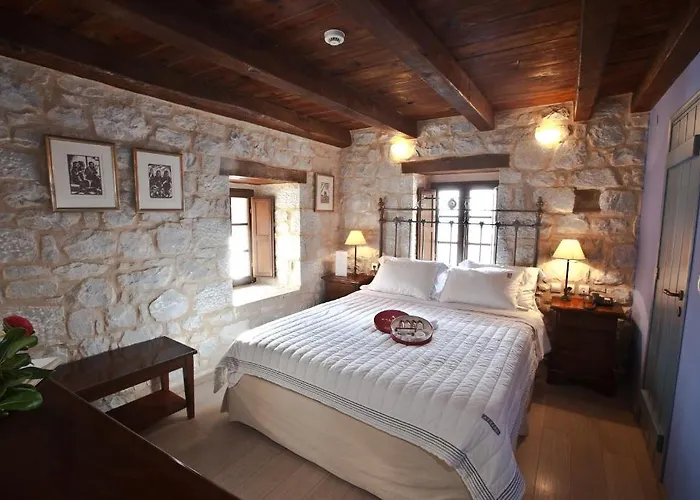 Mavromichalai Liménion